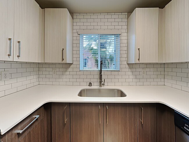 Building Photo - 880 N Highland Ave NE