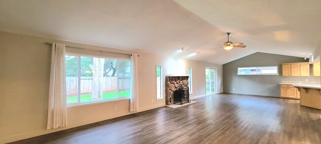 Building Photo - Beautiful and Spacious 3bd / 2bth w/ bonus...