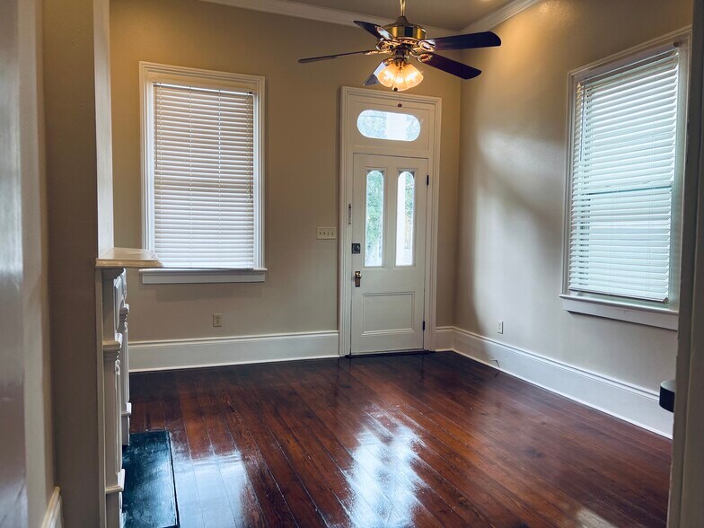 Entry - 323 Elmira Ave