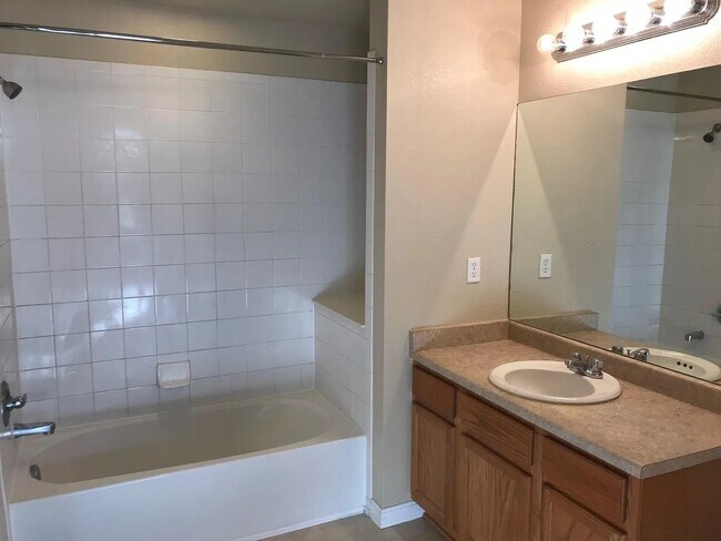 Building Photo - Beautiful 2 Bed, 2 Bath Condo in Great Location!