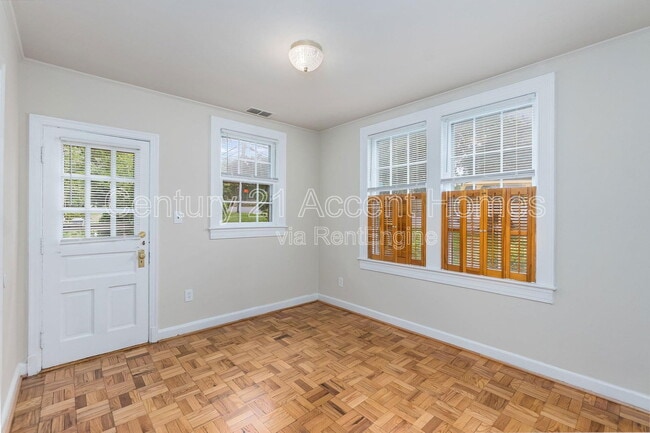 Building Photo - 1020 S Barton St