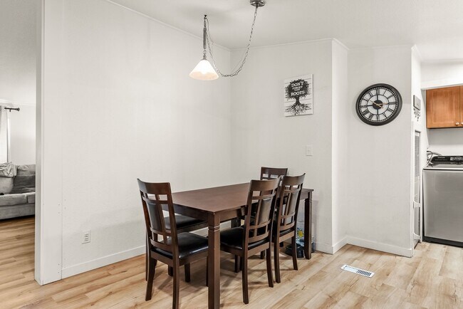 Building Photo - Updated and Spacious 3 bedroom in Timberlakes
