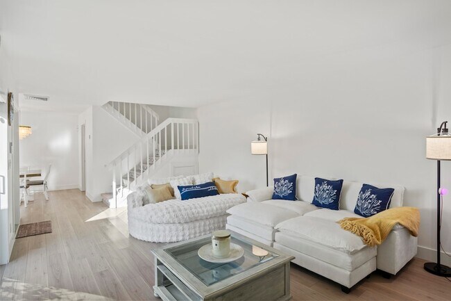 Building Photo - 5888 SE Riverboat Dr