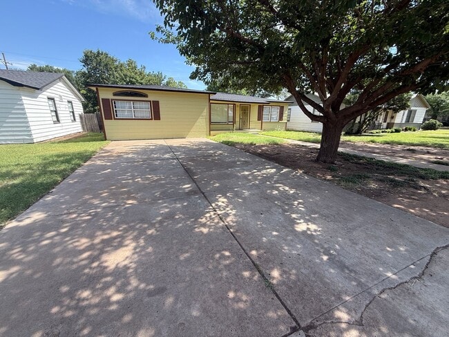 Building Photo - Available NOW! 4 bedroom 2 bathroom in Medical District