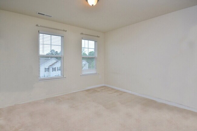 Building Photo - Modern 2BR/2.5BA Townhome in Stratford Lakes – Minutes to Southpoint & Downtown Durham!