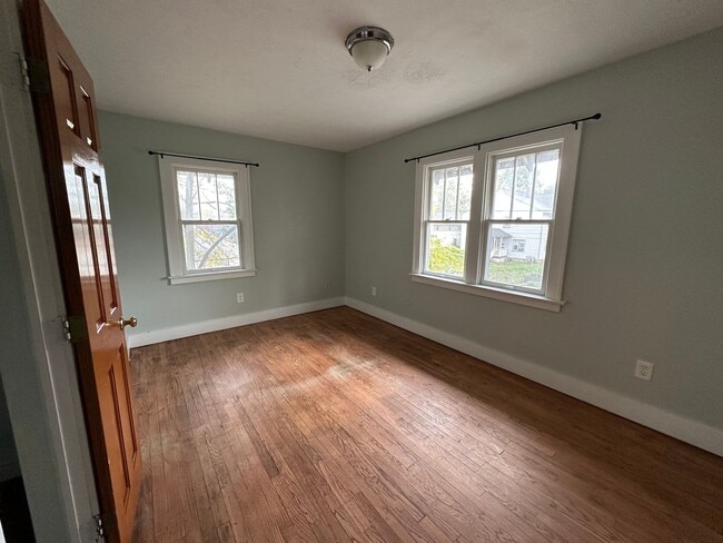 Building Photo - Move in Special - $500 off November rent -...