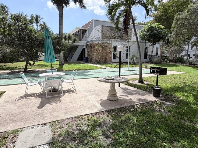 Building Photo - 1000 NE 14th Ave