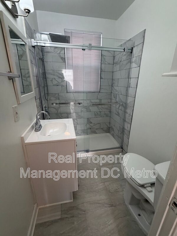 Building Photo - 1243 Penn St NE