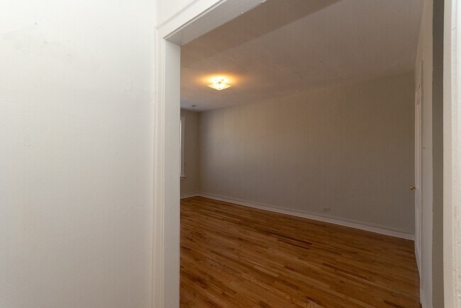Building Photo - 708 W Belmont Ave