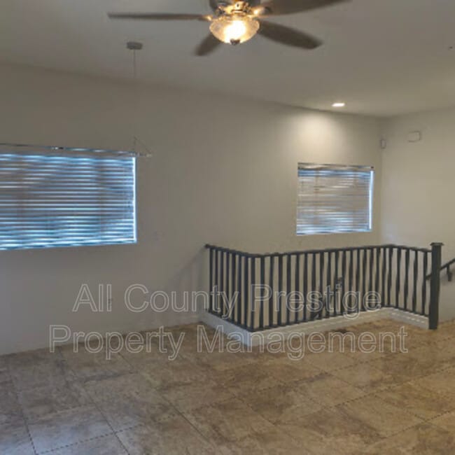 Building Photo - 815 E Rose Ln