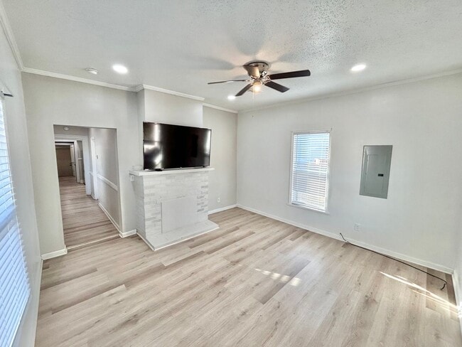 Building Photo - 2BR/1BA Home-Sweet-Home