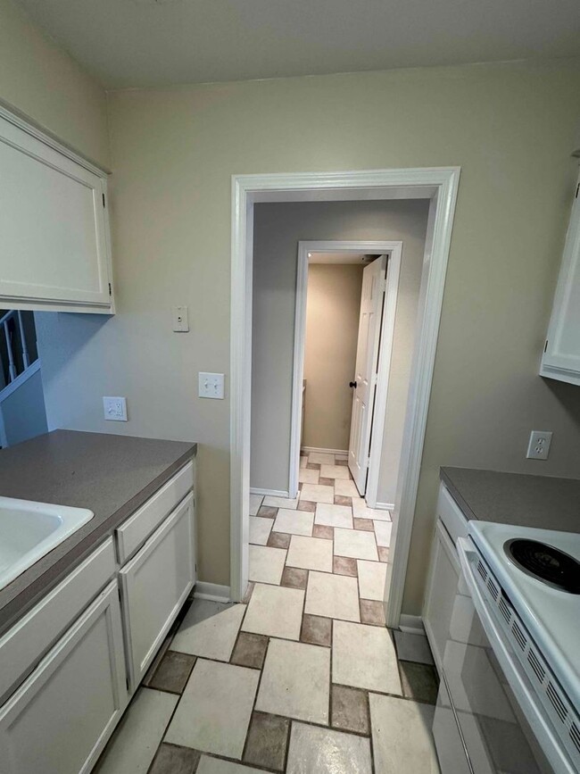 Building Photo - Darling 1 Bed, 1.5 Bath Townhouse with sma...