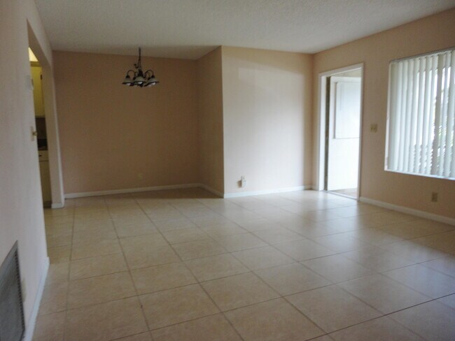 Building Photo - 534 Shady Pine Way