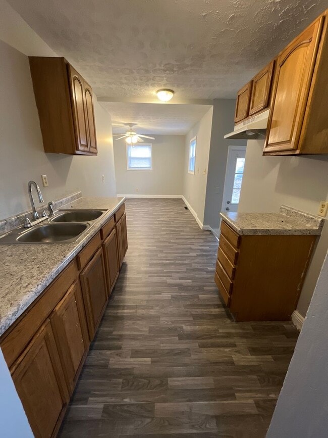 Building Photo - 3 Bedroom 1 Bathroom Single Family Home wi...