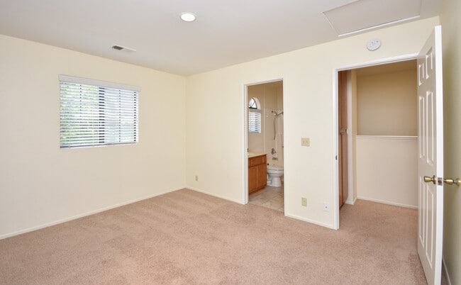 Building Photo - Beautiful Escondido Townhouse with beautiful View!