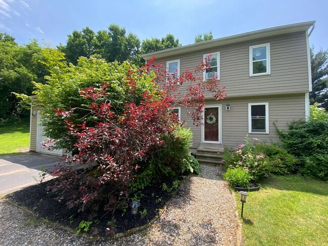 Building Photo - 3 Bedroom Home Colchester Available 8/15th!