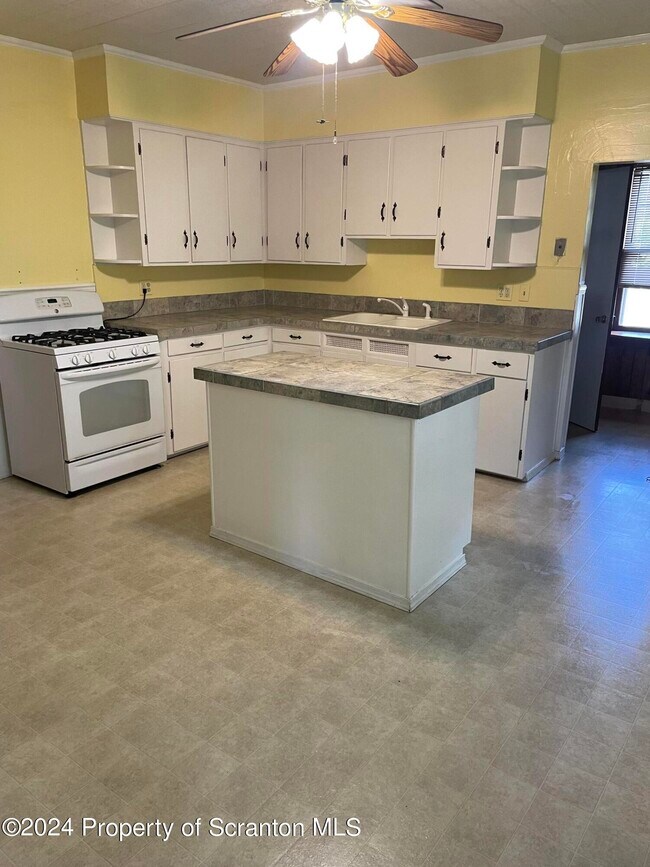 Building Photo - 1312 Main St