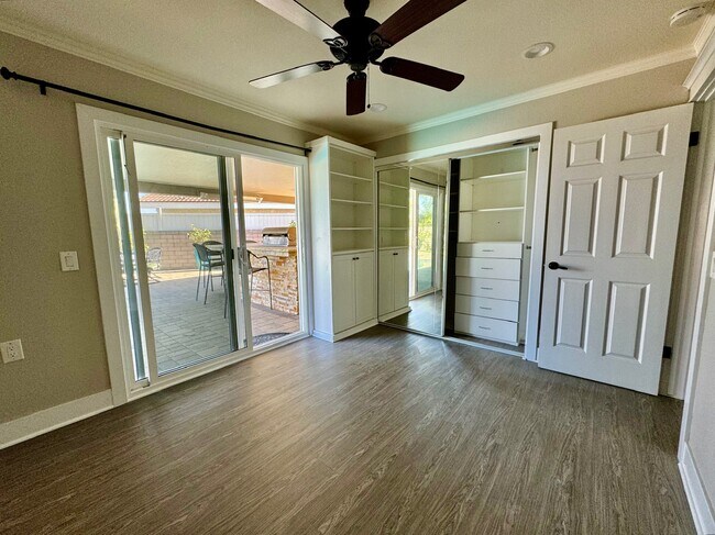 Building Photo - 3027 Oakwood Ln