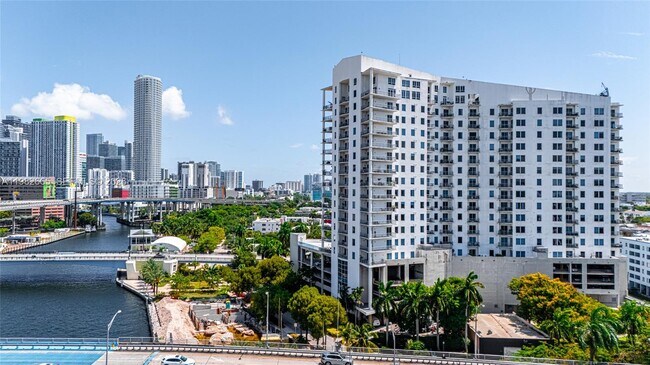 Building Photo - 10 SW South River Dr