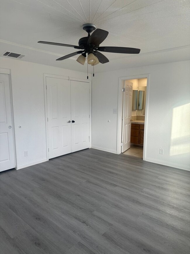 Building Photo - Charming 3 Bed, 2 Bath Home in Hesperia - Perfect for Your Family!