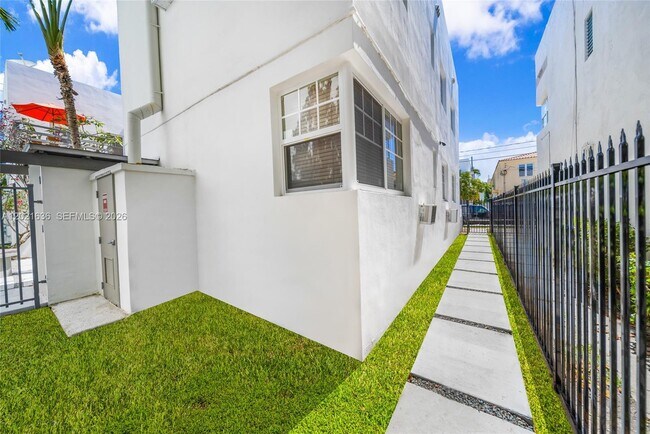 Building Photo - 408 25th St
