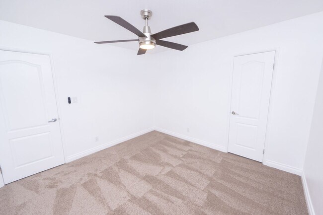 Building Photo - 2BR/1.5BA Condo! 2 parking spaces