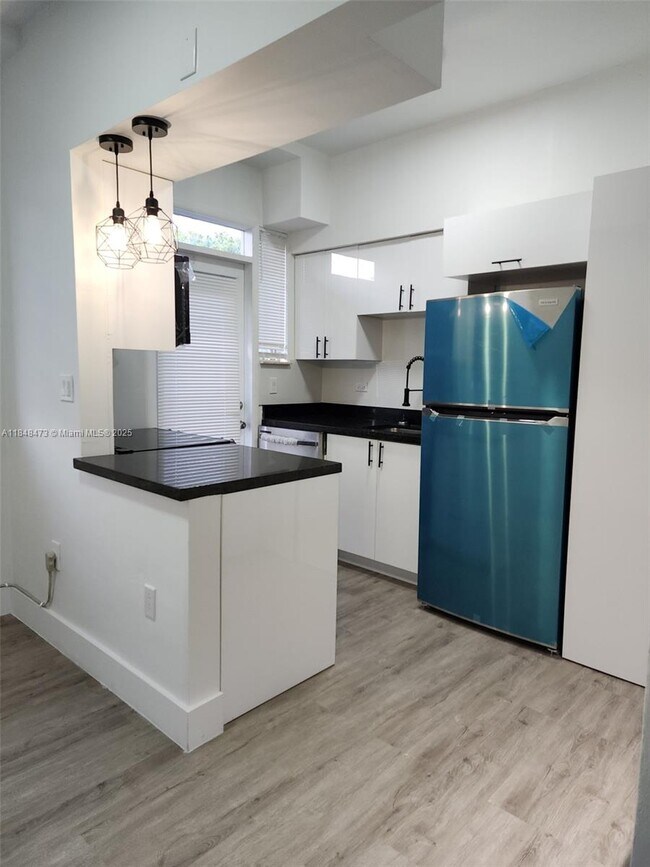 Building Photo - 2101 Normandy Dr
