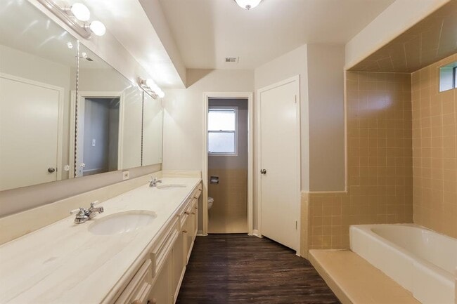 Building Photo - 2223 Masters Ln
