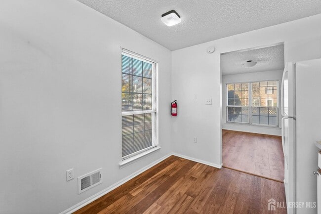 Building Photo - 194 Darwin Ln