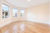 Building Photo - 52 Roslyn St