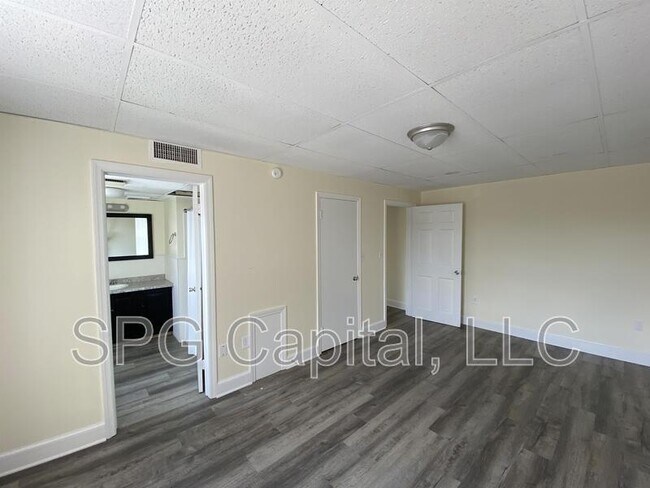 Building Photo - 5 Center Square