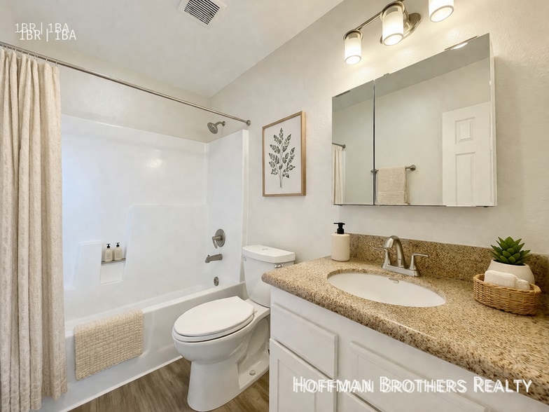 Building Photo - 1725 Grismer Ave