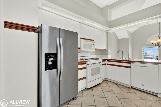 Building Photo - *MOVE IN SPECIAL $750 OFF FIRST MONTH'S RE...