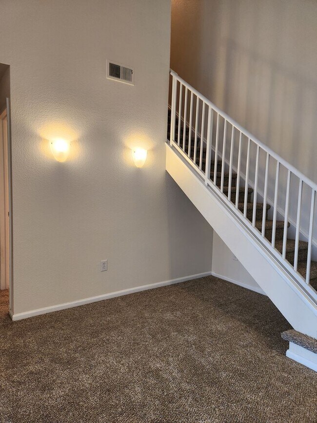 Building Photo - 3rd floor condo close to Cherry Creek Reservoir and DTC!