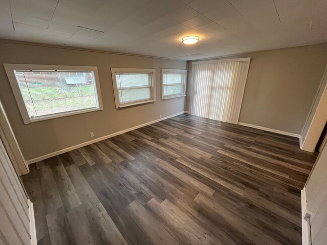 Building Photo - Spacious Three Bedroom One Bath Home Comin...