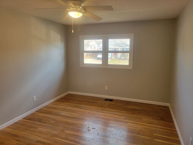 Building Photo - Freshly renovated 3BR 1.5bath house