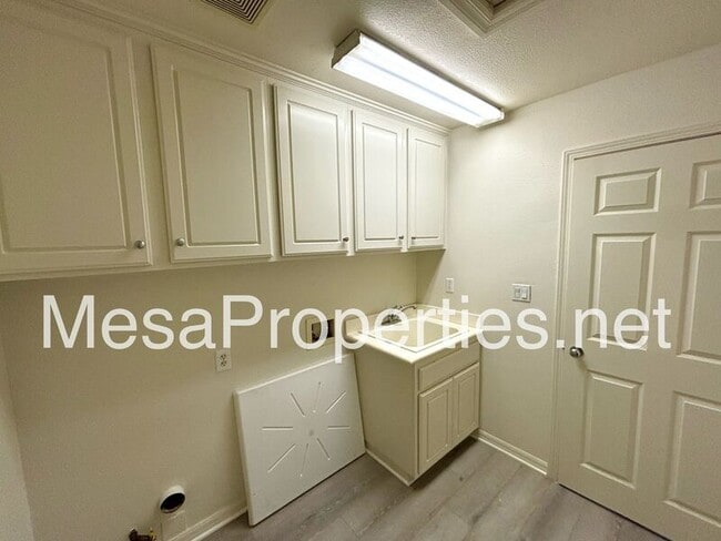 Building Photo - 7401 Roundhill Pl