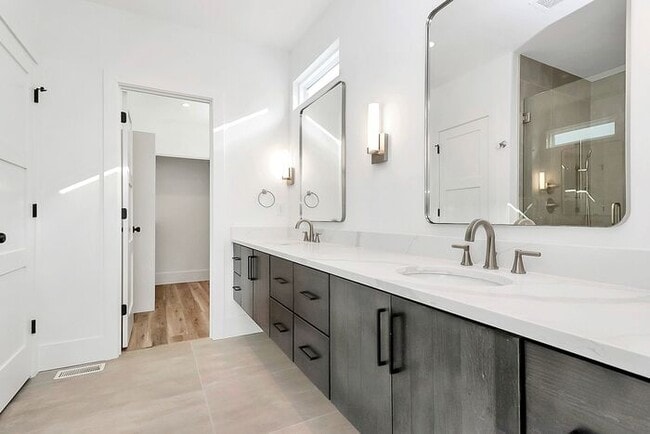 Building Photo - Stunning 3BD/3.5BA Townhome with PRIVATE POOL!