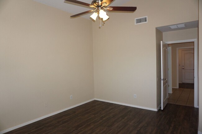 Building Photo - Popular Location, 3Bdm 2Ba Home