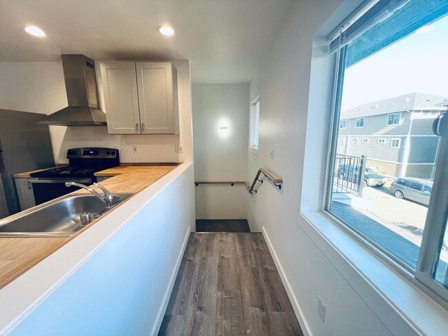Building Photo - Almost new 3 bedroom, 3 bath Townhome