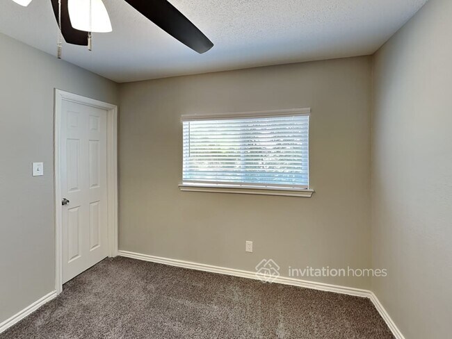 Building Photo - 12002 Peachtree Ln