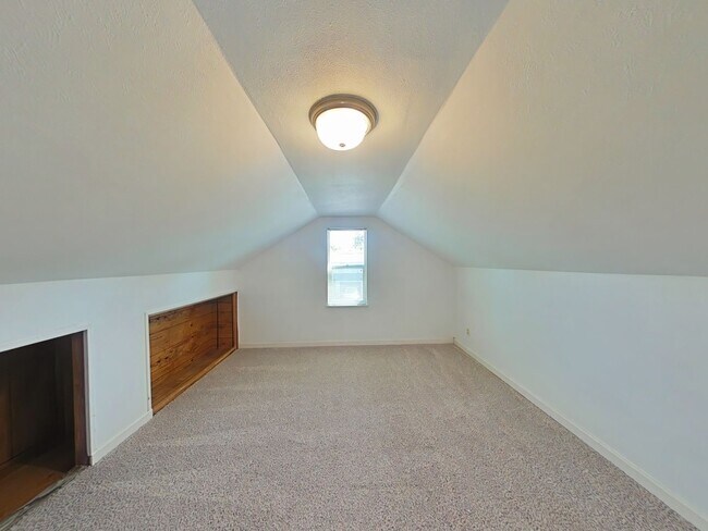 Building Photo - 3 Bedroom House + Bonus Room ~ Close to Ca...