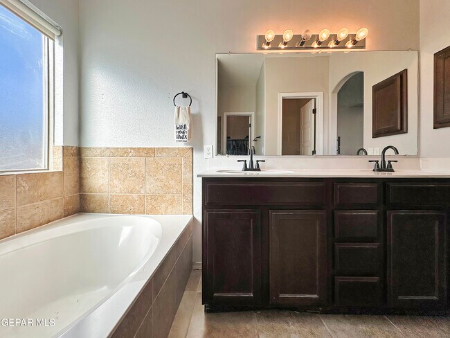 Building Photo - 5037 Lone Cactus Ct