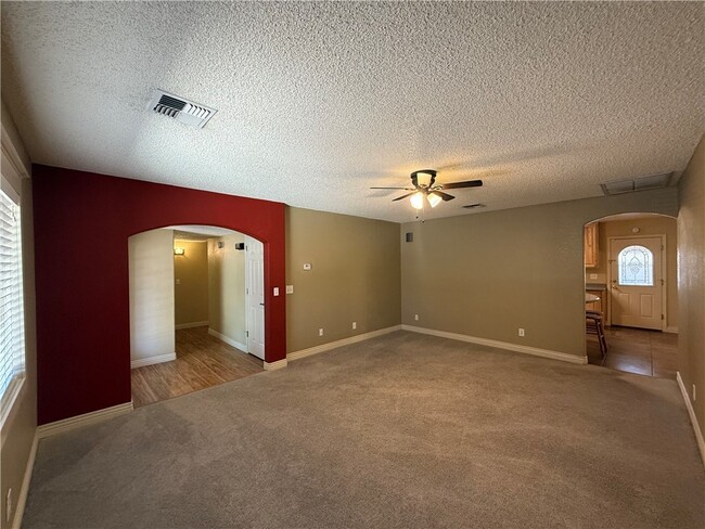 Building Photo - 760 Crestwood Dr