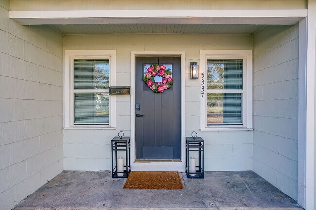 Building Photo - Fully furnished and updated 3 bedroom 2 bath in the heart of River Oaks. Available immediately an...