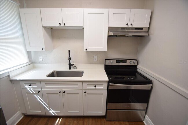 Building Photo - 906 Vistabula St