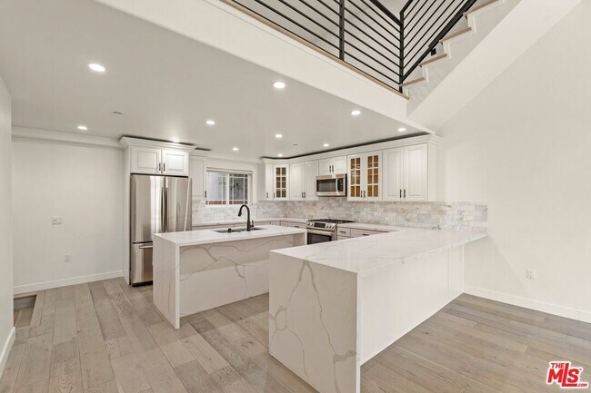 Building Photo - 5019 W Maplewood Ave