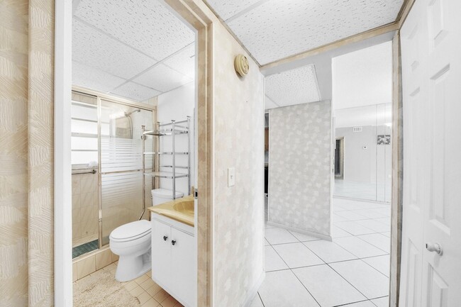 Building Photo - 1035 Country Club Dr