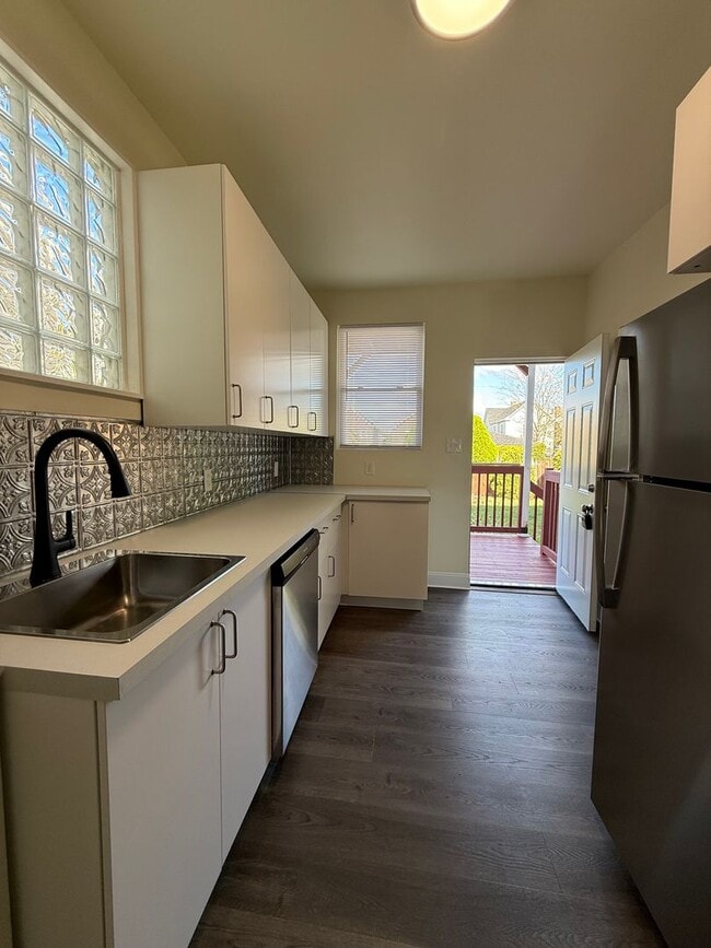 Building Photo - Updated 3BR 1.5 bath house with office/ of...
