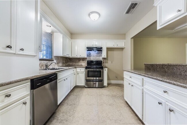 Building Photo - 2110 Wycliffe Dr